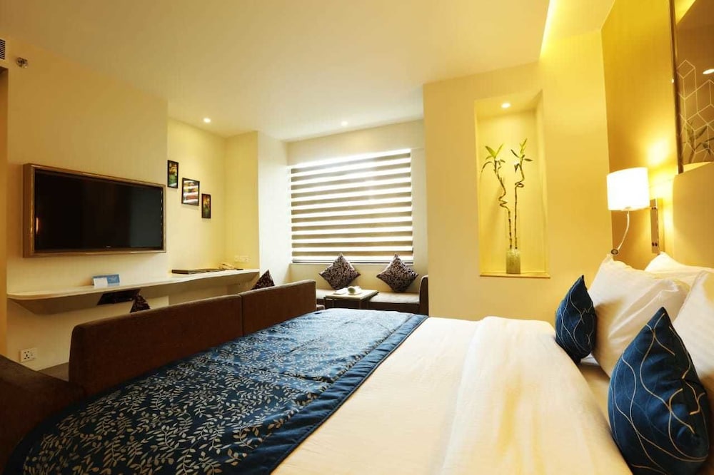 SUITE, KING BED