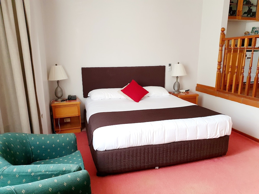 MCNEVIN'S WARWICK MOTEL 18/64