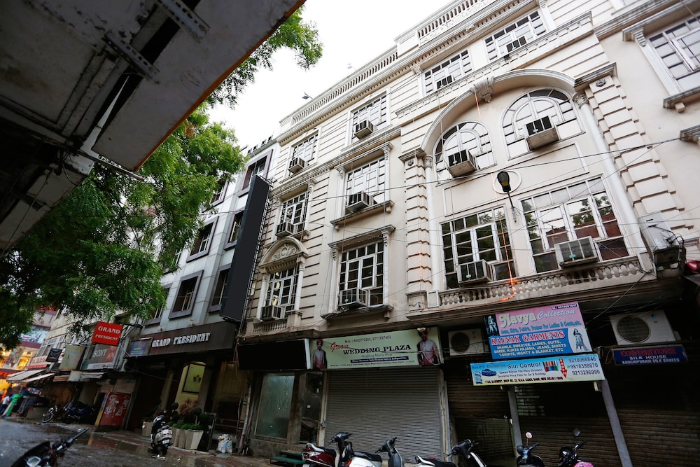 Oyo Rooms 760 Karol Bagh Metro Station 3/50