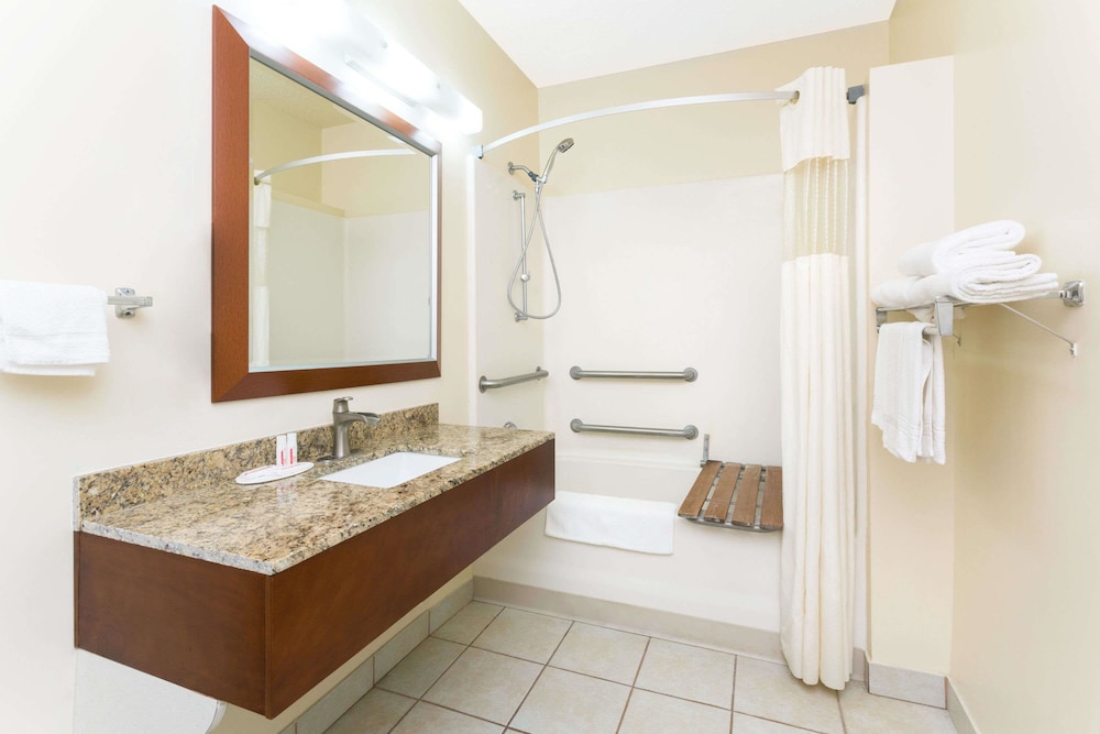 Days Inn by Wyndham Paxton 7/18