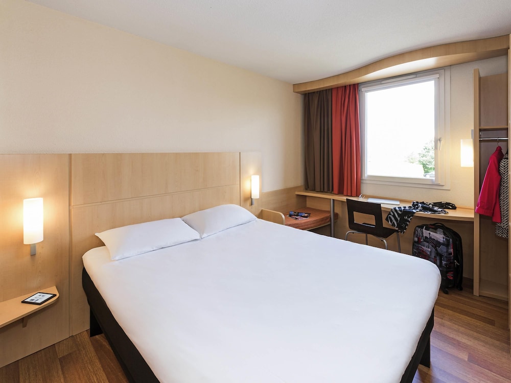Ibis Montbeliard 12/77