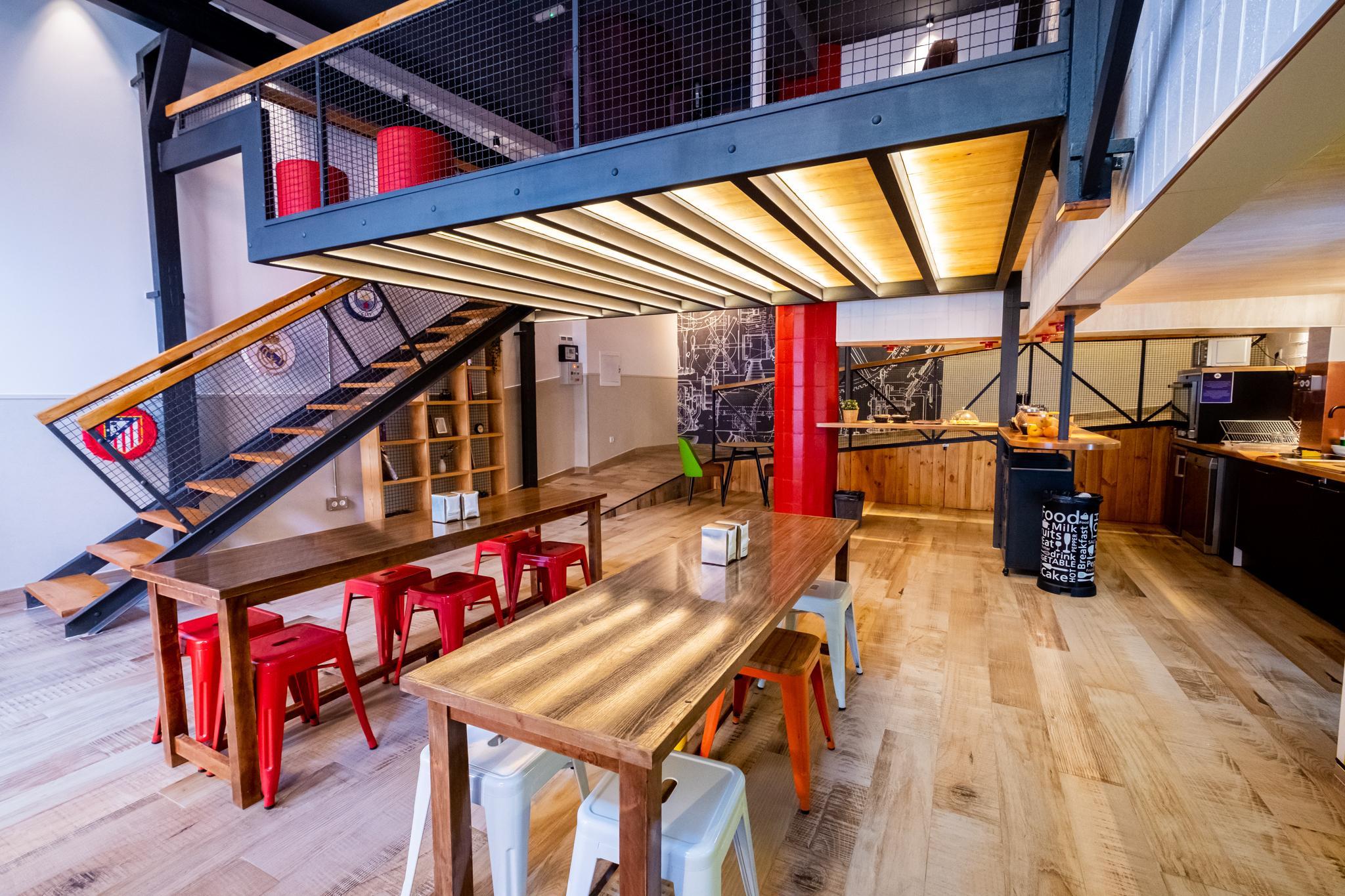 غرفة بستة أسرّة