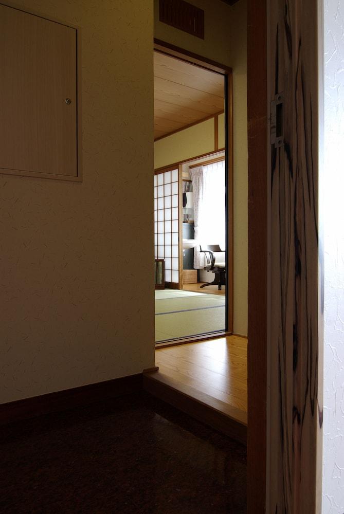 STANDARD, MULTIPLE BEDS, SHARED BATHROOM