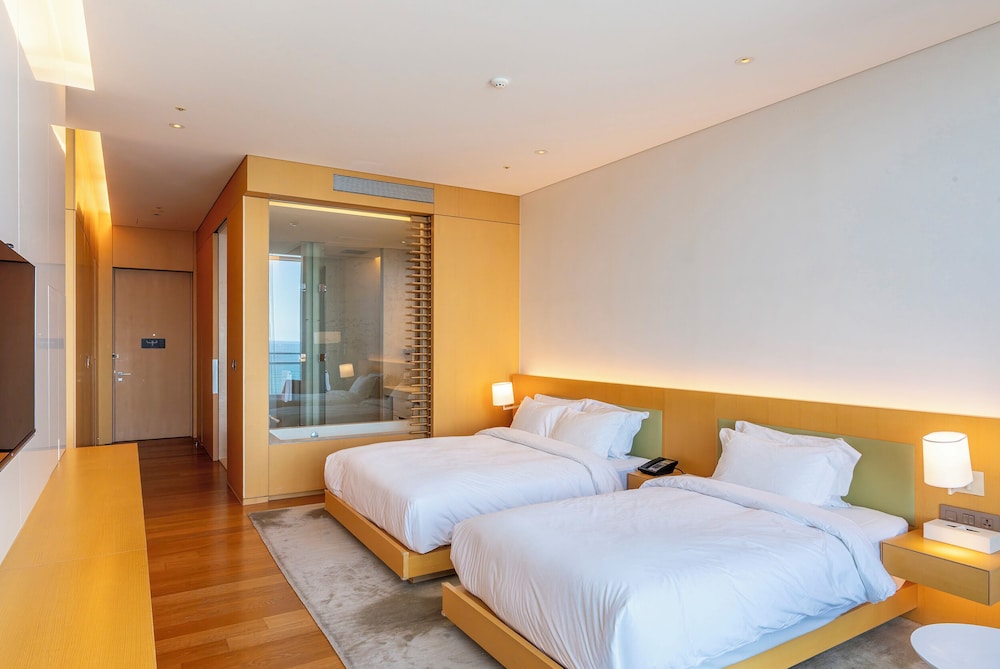 Premium, Deluxe, 1 Queen and 1 Single Bed, Ocean View, Pool Access