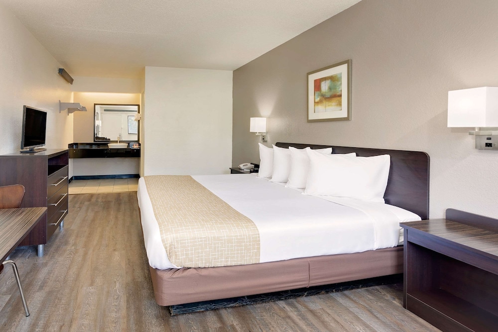 Travelodge by Wyndham College Park 11/25