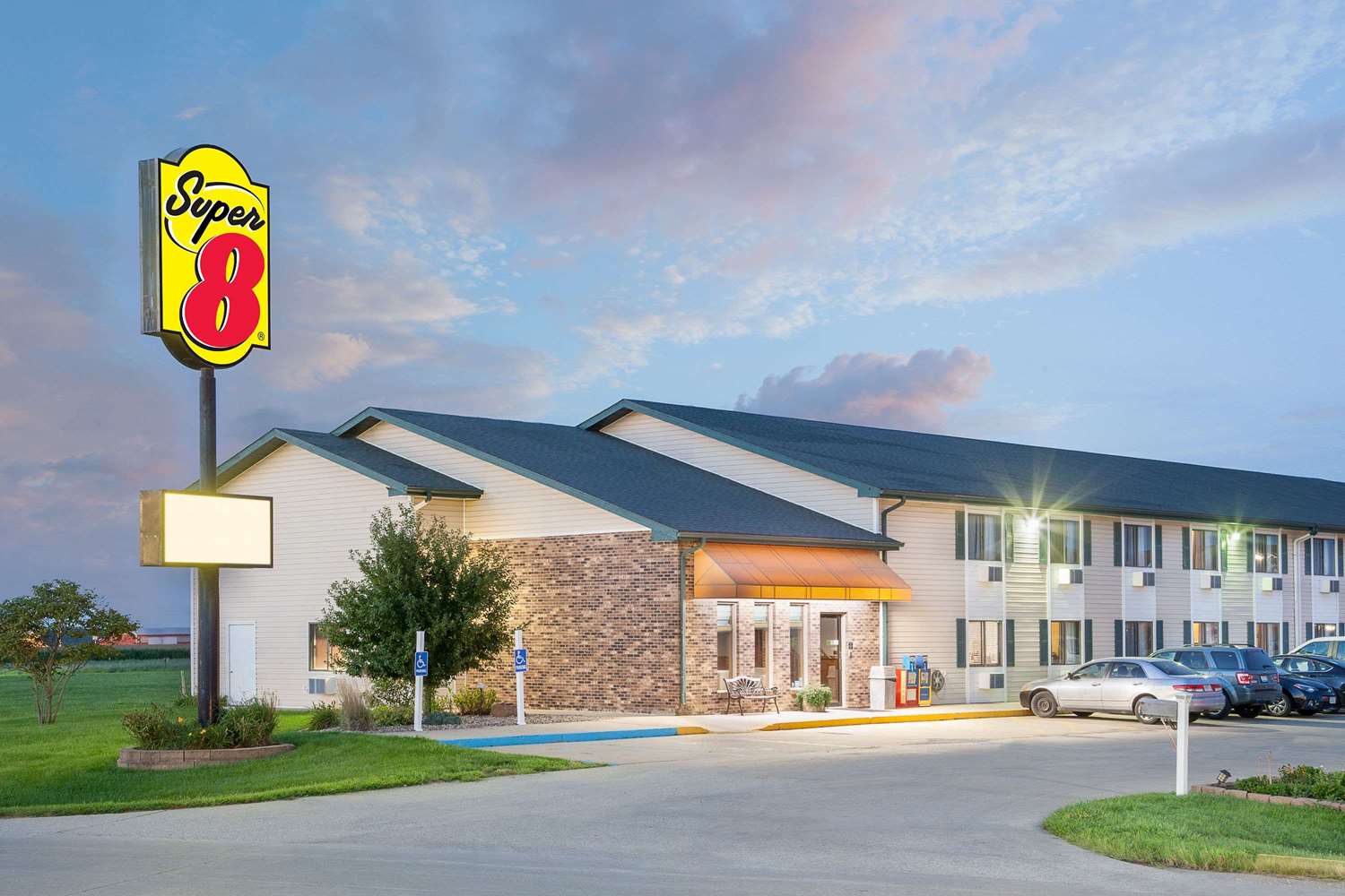 Super 8 by Wyndham Mt Pleasant 1/6