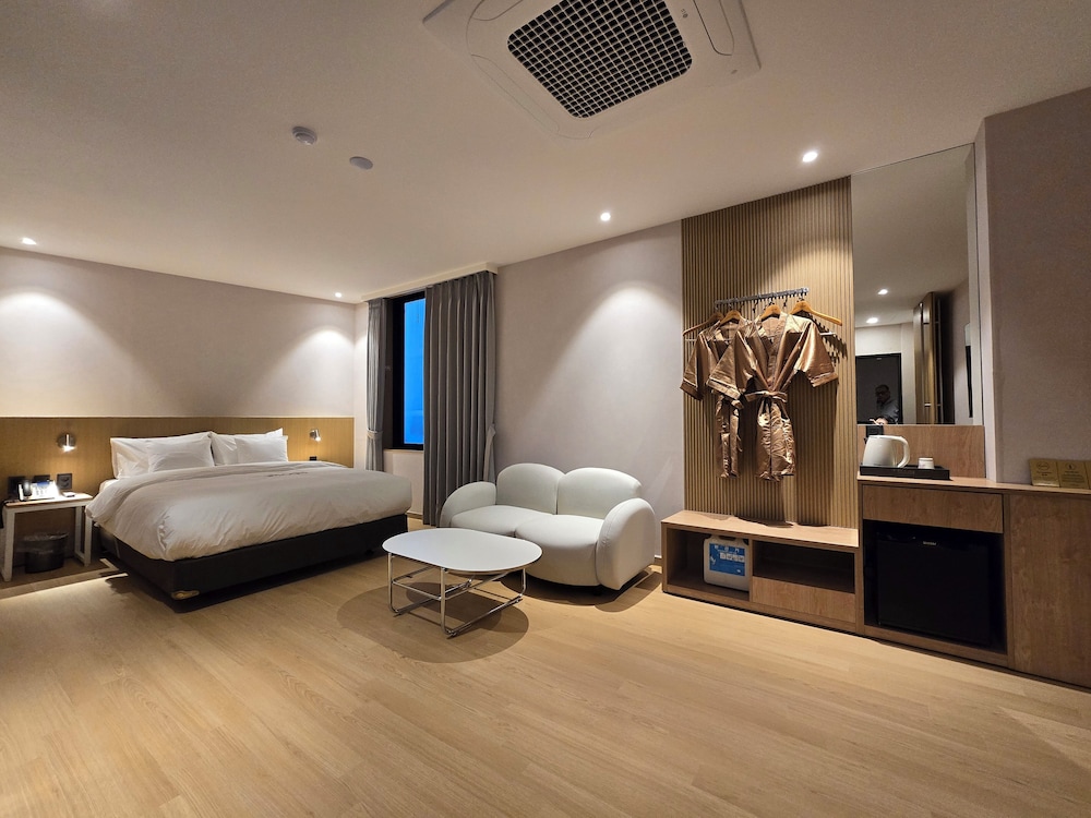 DELUXE, DOUBLE BED