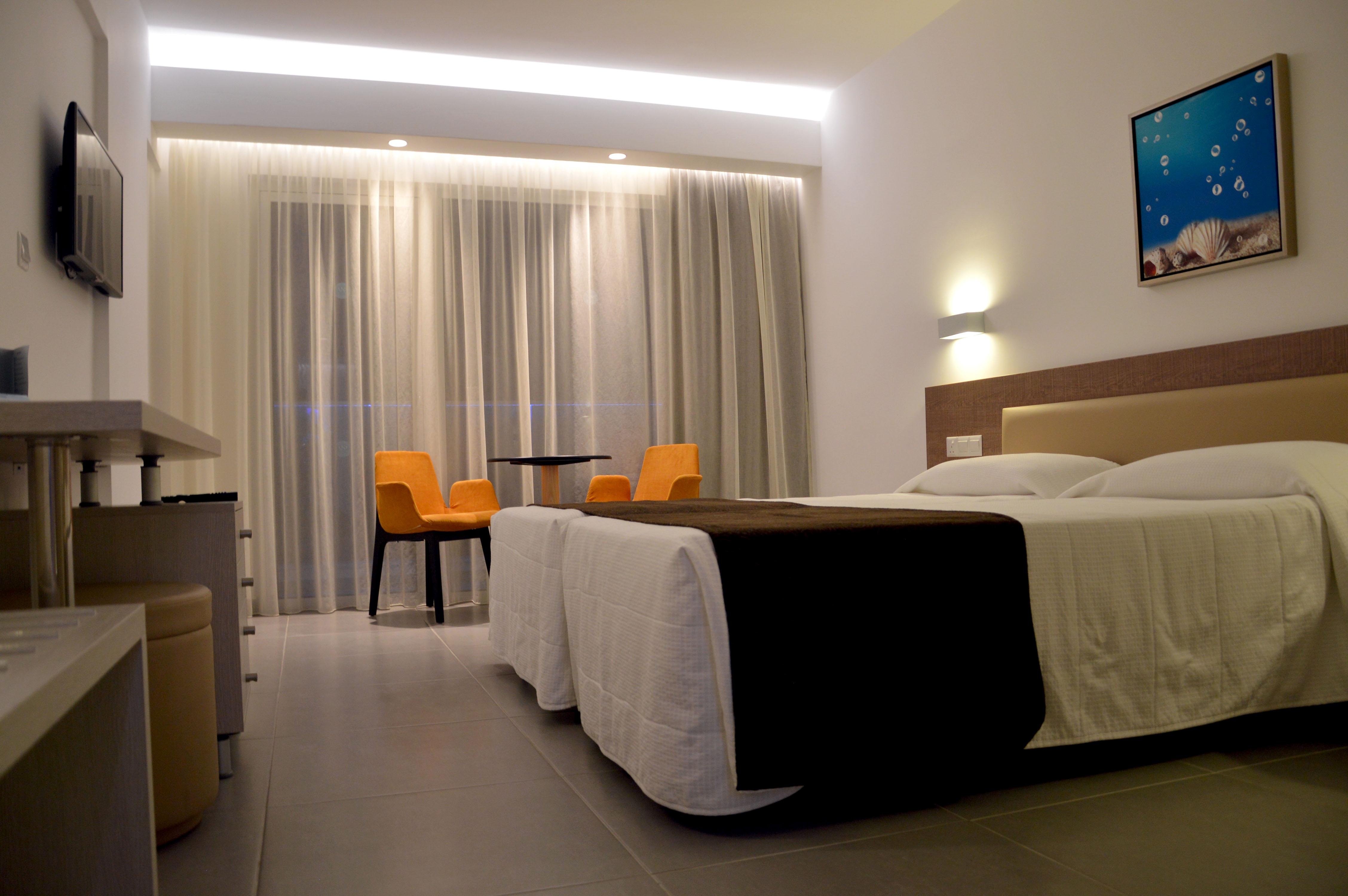 ROOM, DOUBLE OR TWIN BED, SIDE SEA VIEW