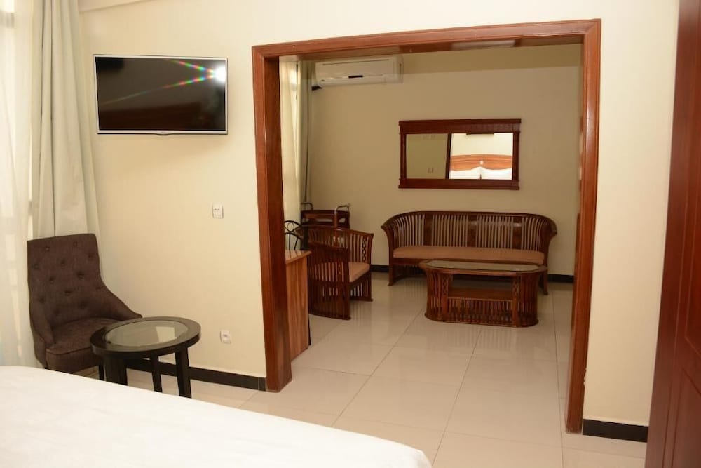 La Posh Hotel 25/33
