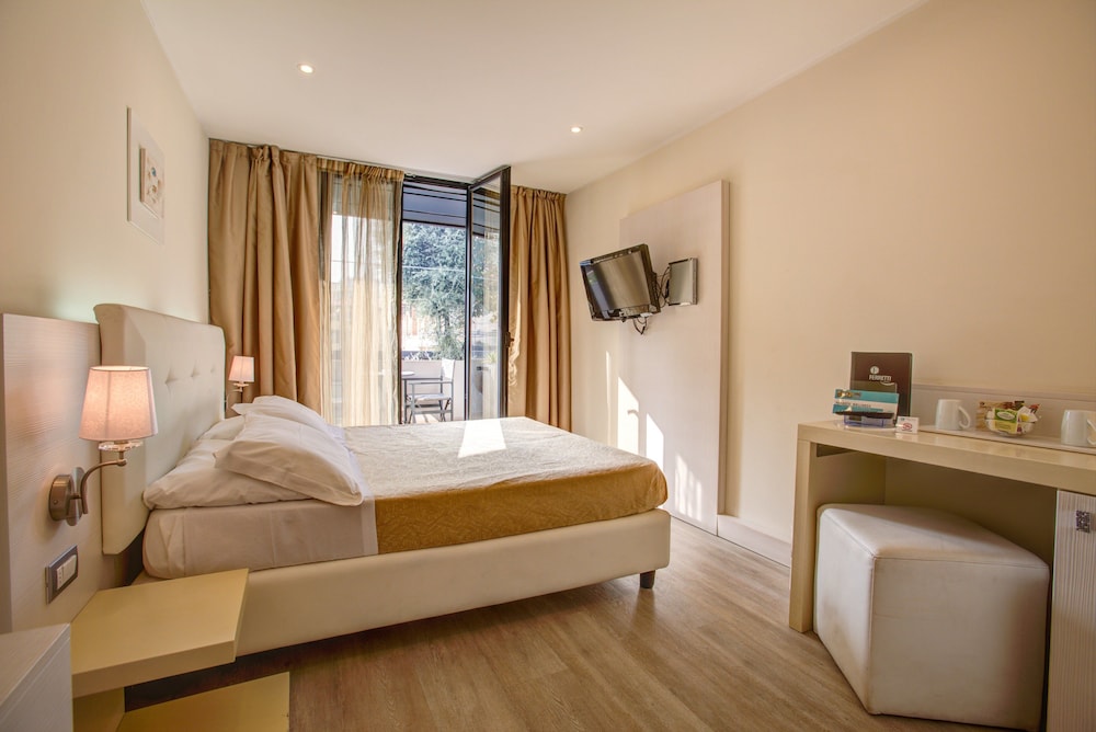 Ferretti Beach Hotel 20/65