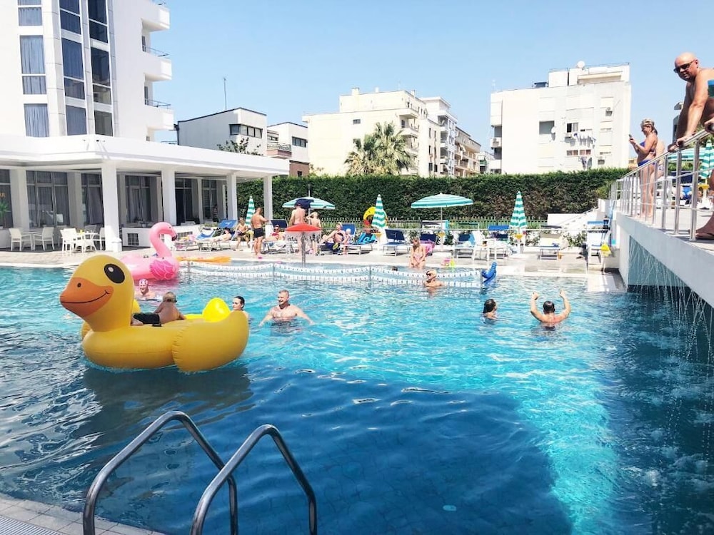 PERANDOR BEACH HOTEL 57/64