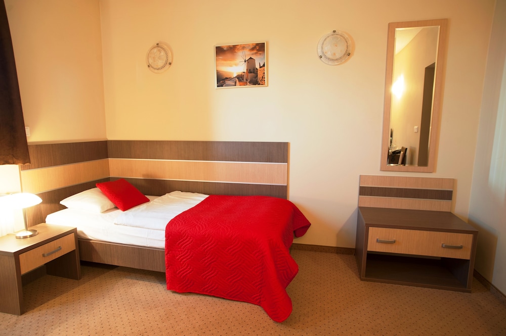 ROOM, SINGLE