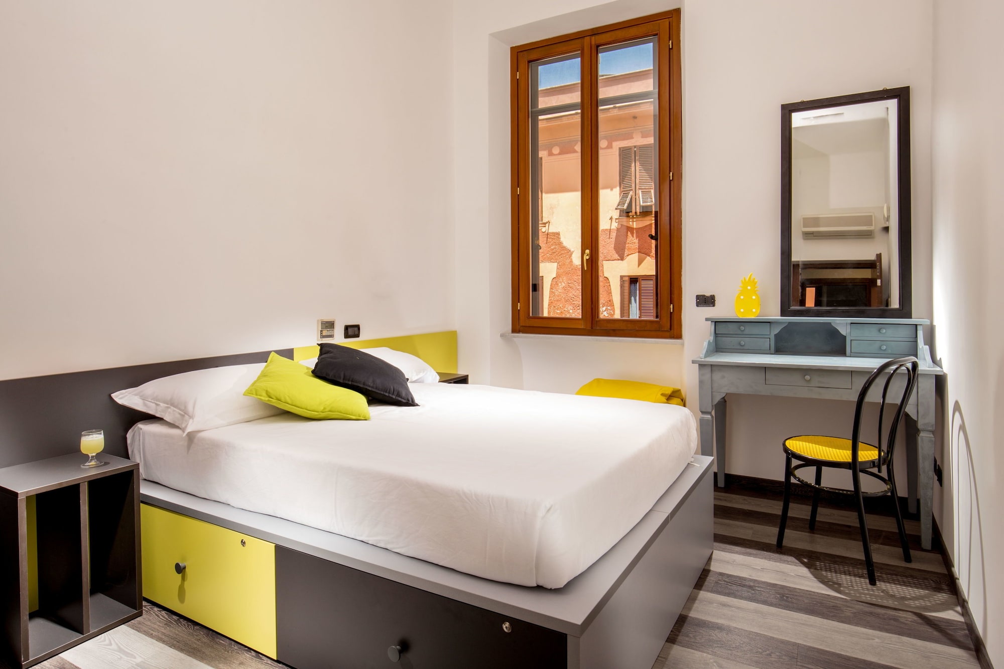 ROOM, 3 BEDS