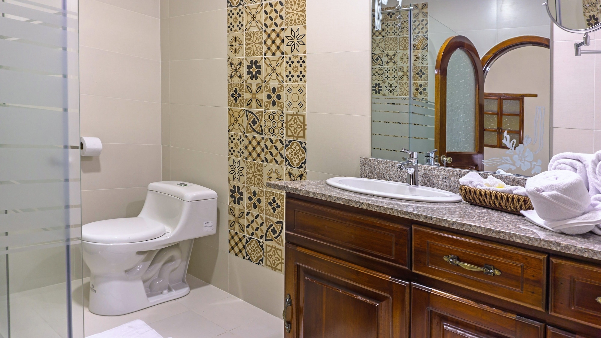 غرفة قياسية بسرير كوين، Hotel La Basilica Quito 8/9