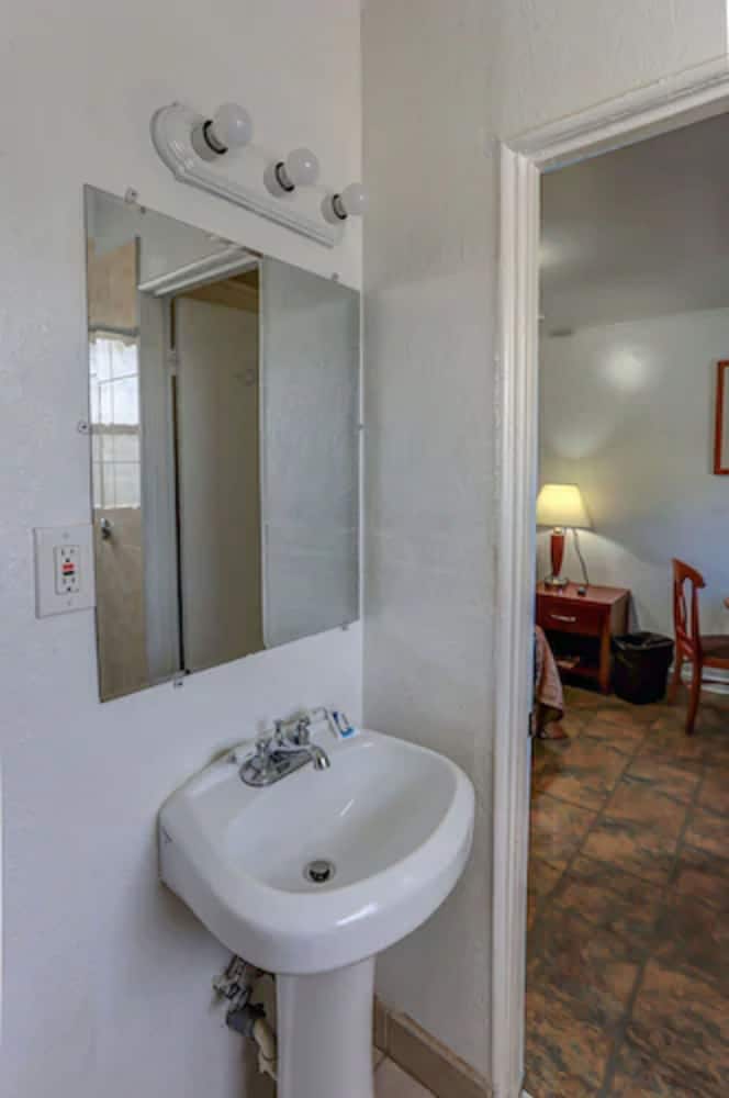 Richard s Hotel 34/65