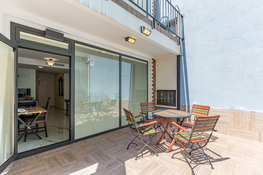 Villa Pera Suite Hotel 68/81