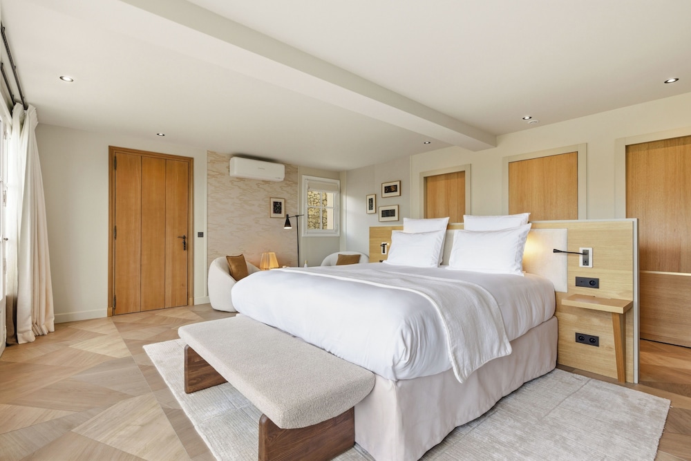 SUITE, QUEEN BED