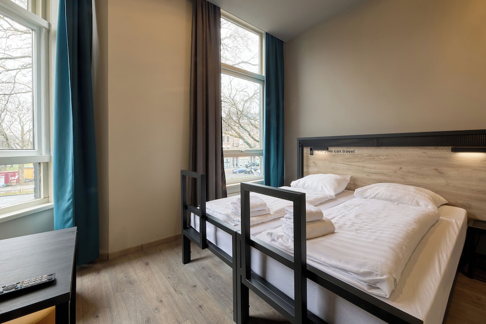 ROOM, TWIN BEDS