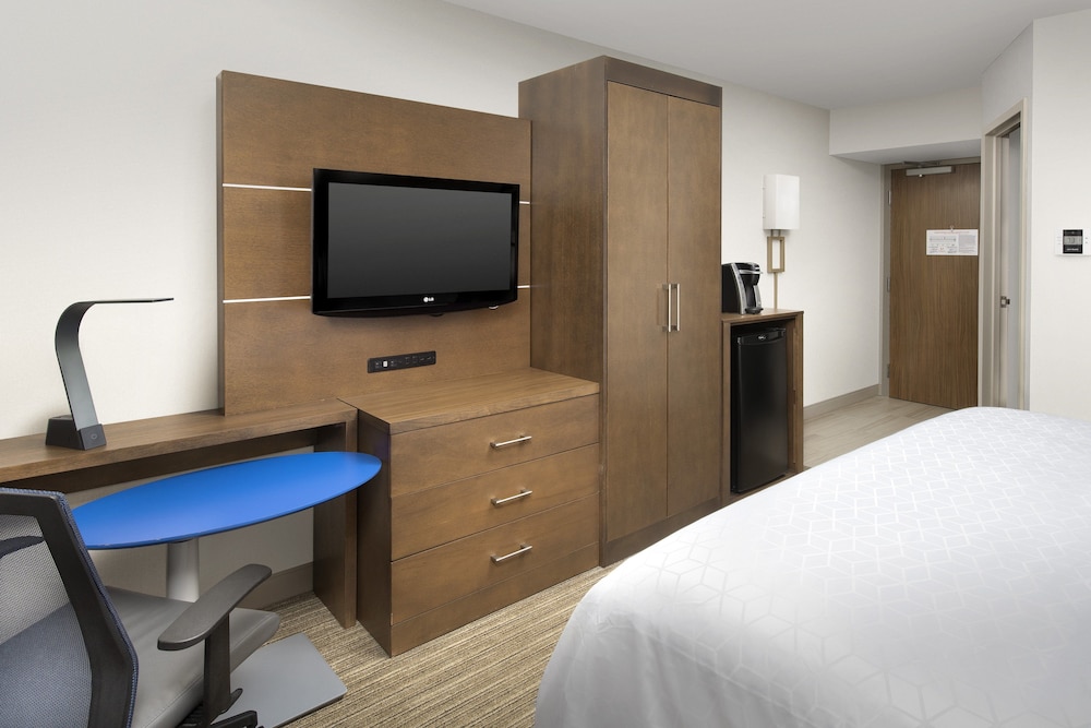 HOLIDAY INN EXPRESS ANDOVER NORTH - LAWRENCE 15/50