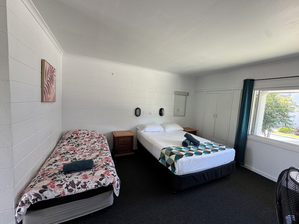 ROOM, TWIN BEDS