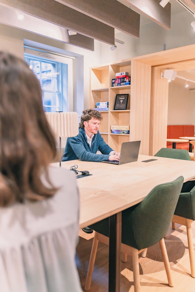 CoDE Pod Hostels THE CoURT 41/49