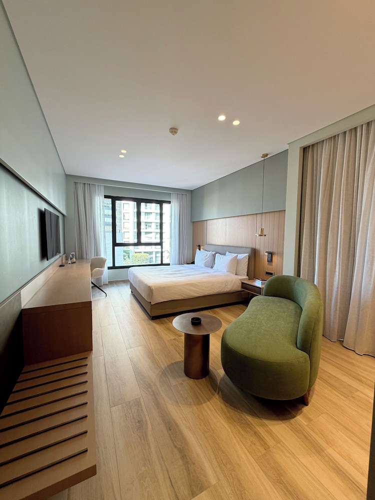 PARKTOWER SUITES 12/50