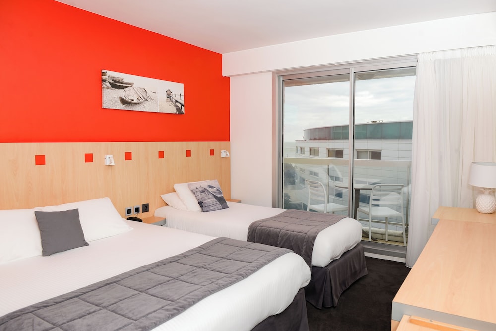 غرفة عائلية ثلاثية بشرفة، Kyriad Prestige Les Sables D Olonne Plage Centre Des Congres 3/10