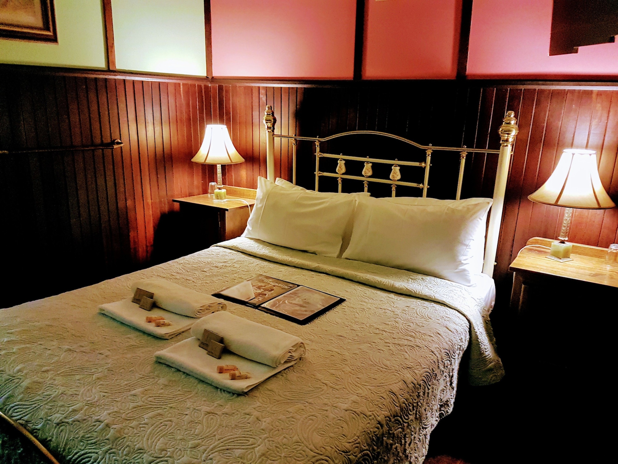 Courtyard, Queen Bed
