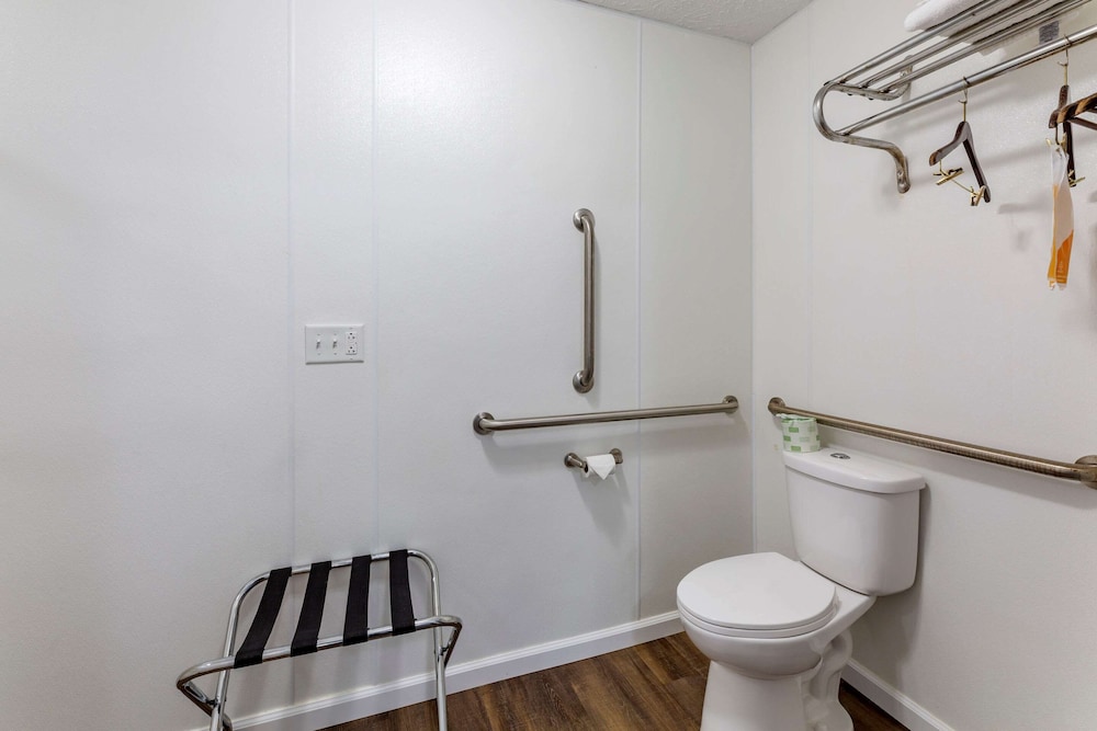 Econo Lodge Inn & Suites South 11/27