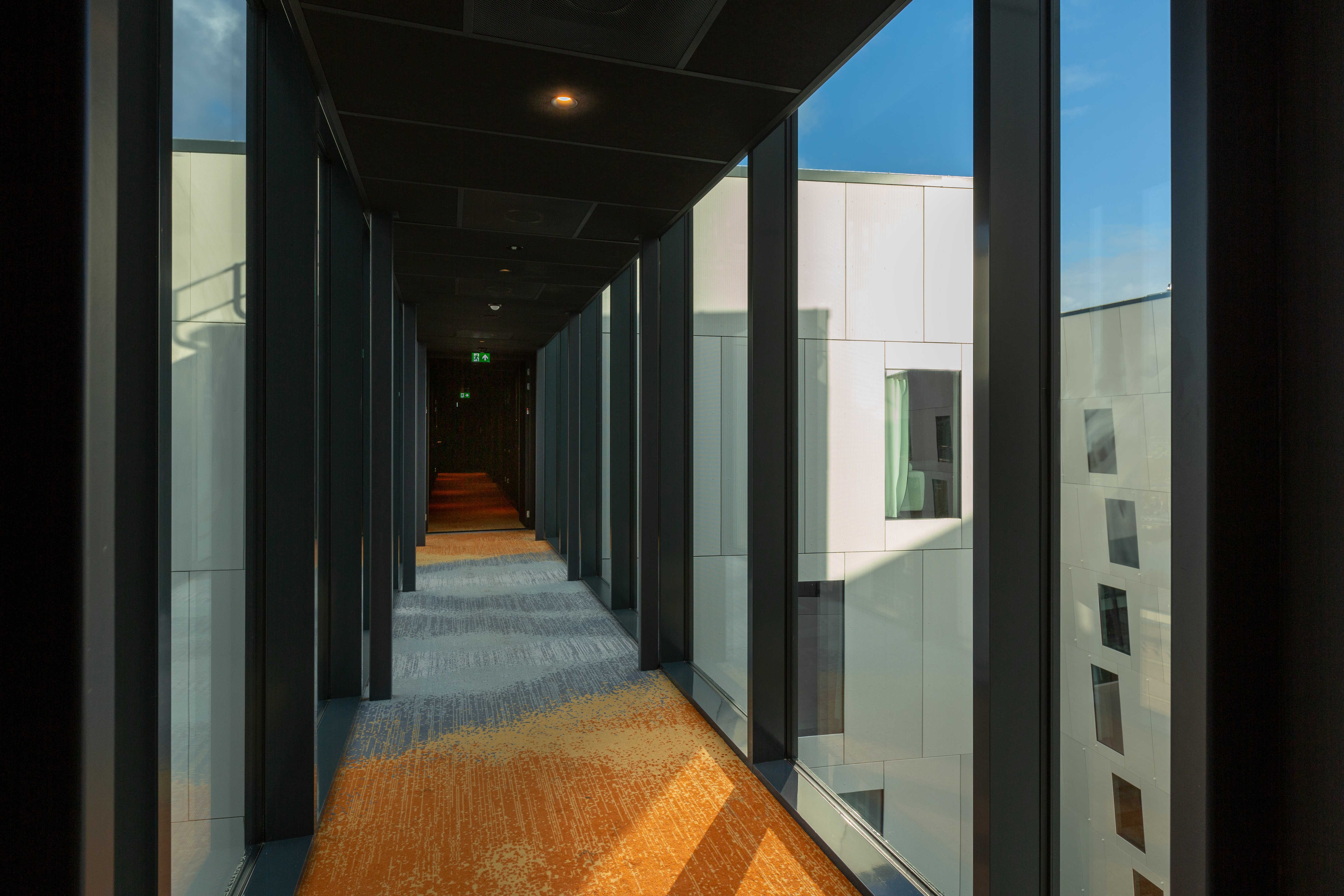 Holiday Inn - the niu, Fender Amsterdam by IHG 4/64
