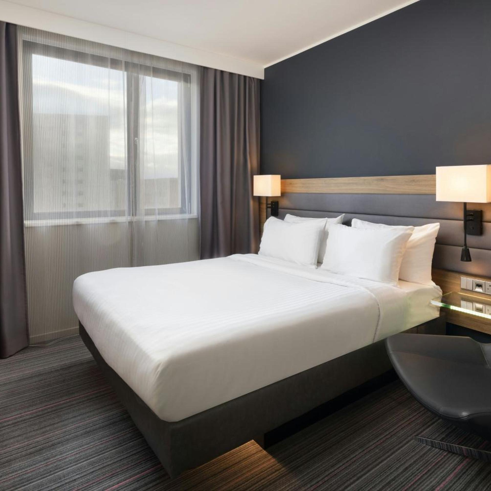 Moxy, Queen Bed