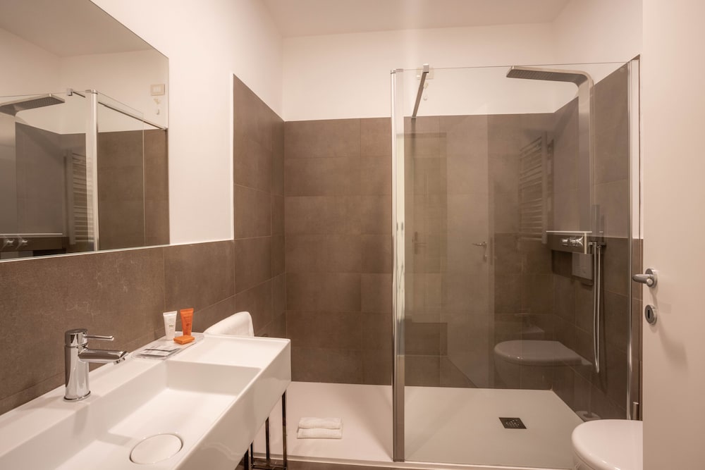 V Hotel 50/54