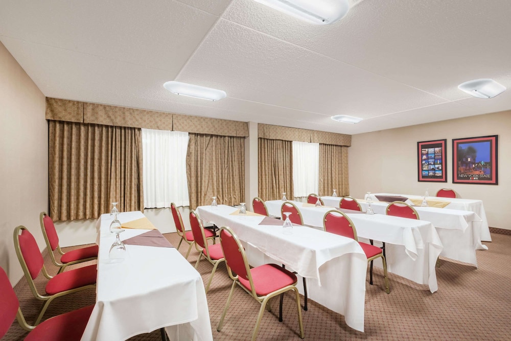 Ramada by Wyndham Watertown/Thousand Islands NY 31/37