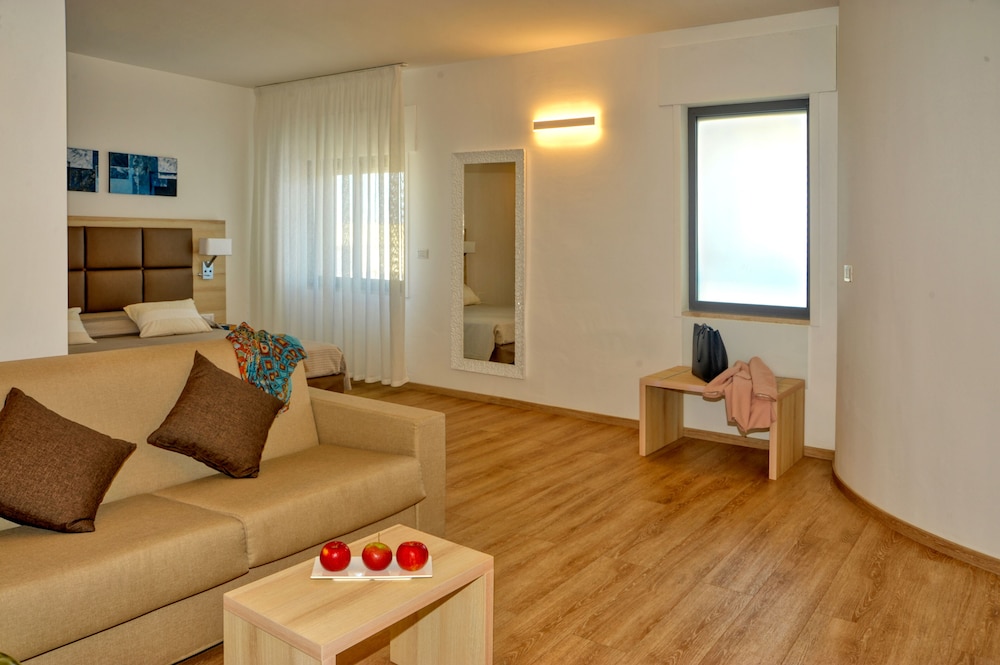 Hotel Albania 53/73