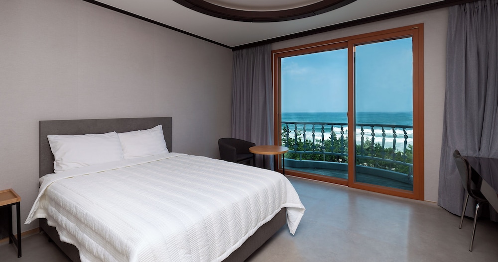 DELUXE, DOUBLE BED