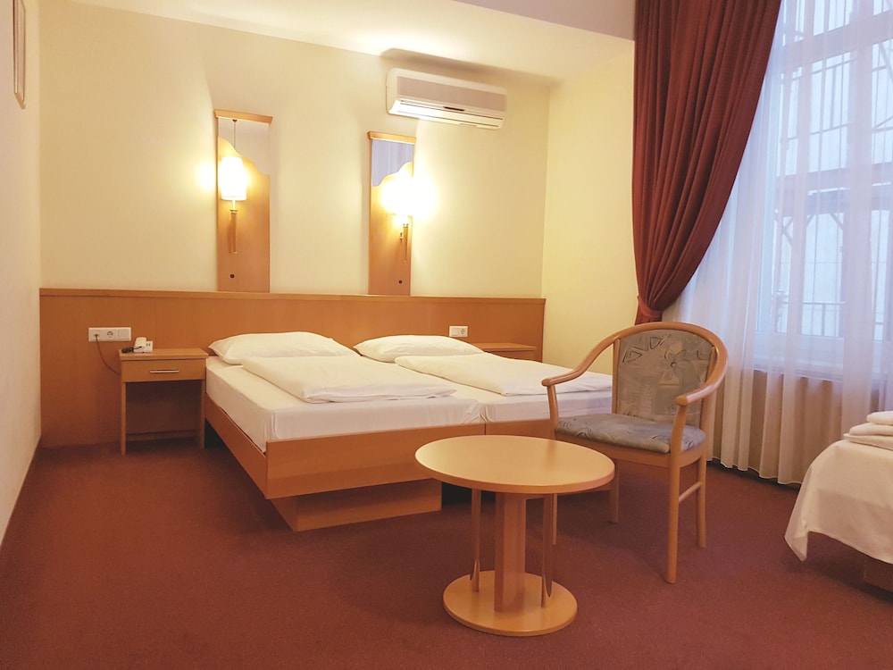 Haydn Hotel 8/50