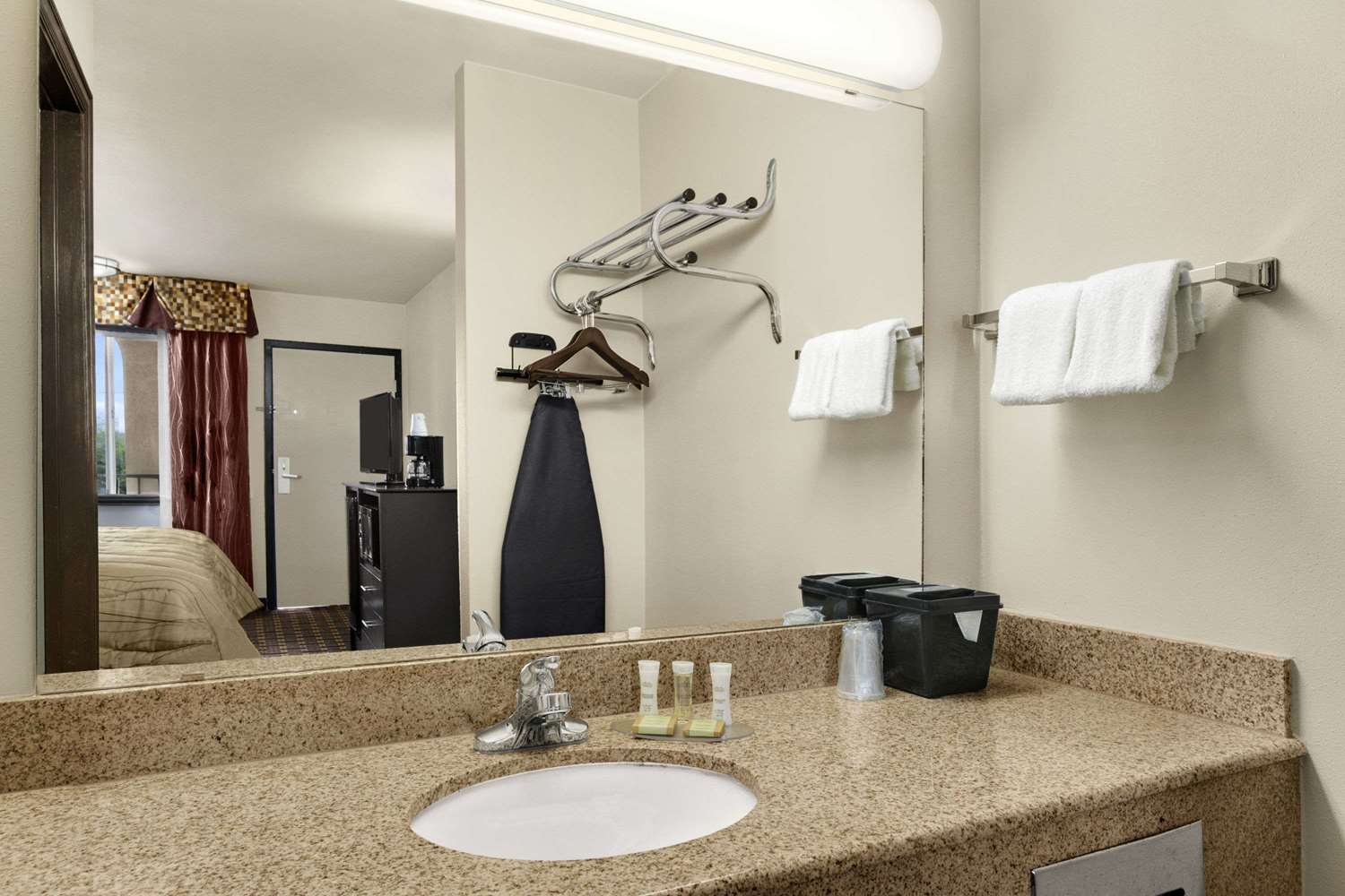 Super 8 By Wyndham Fort Worth Tx 13/13
