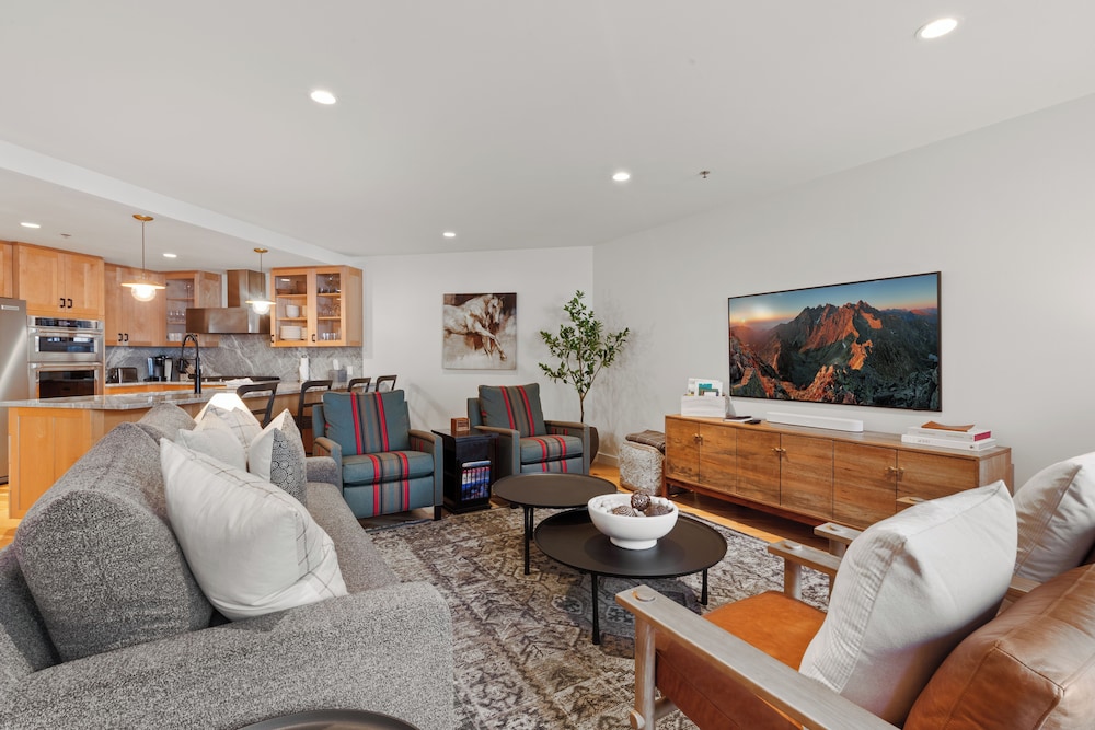 Ice House Suites and Condominiums 56/71