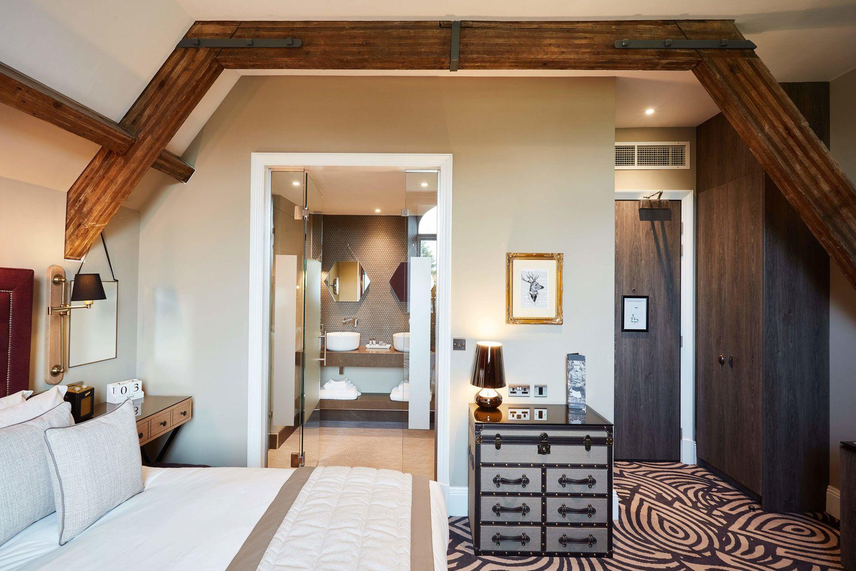 Club, Queen Bed