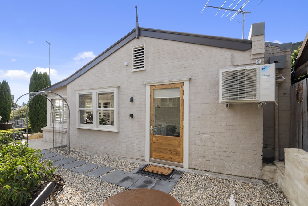 AMBERLEY HOUSE 3/50