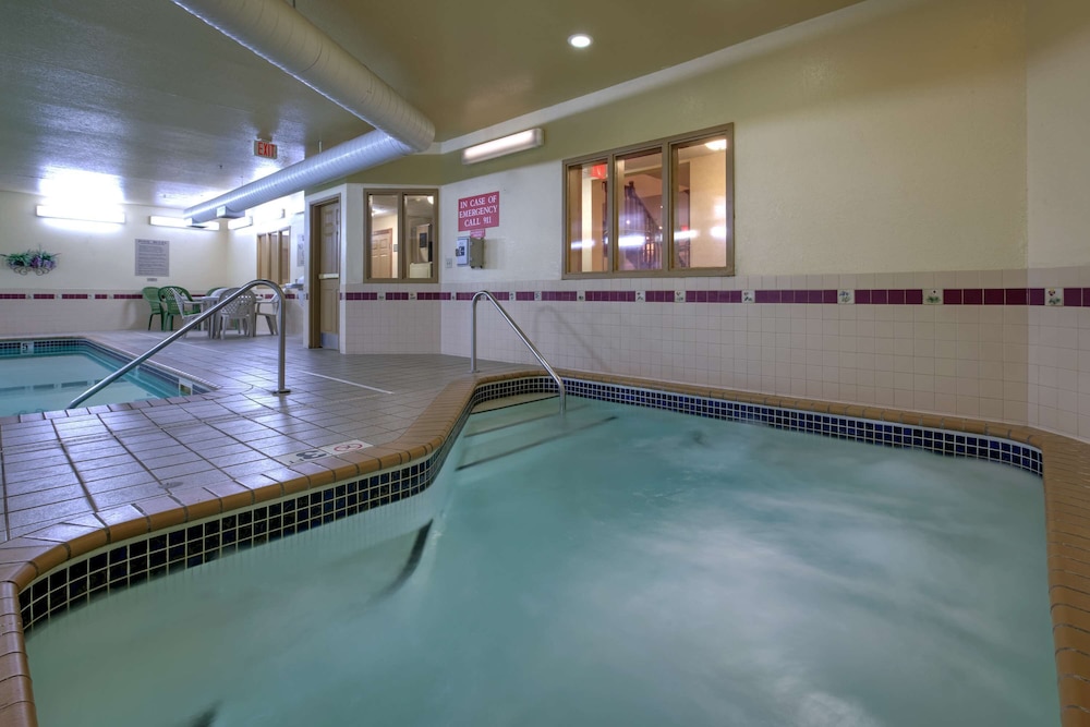 Country Inn Suites By Radisson Forest Lake Mn 25/37