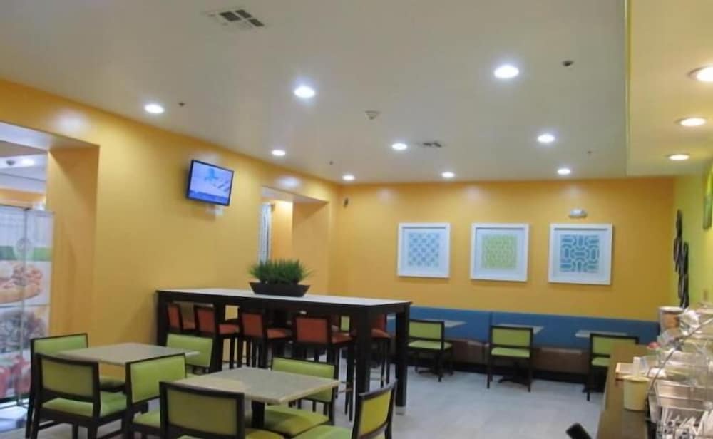 Econo Lodge Fultondale, AL 16/16