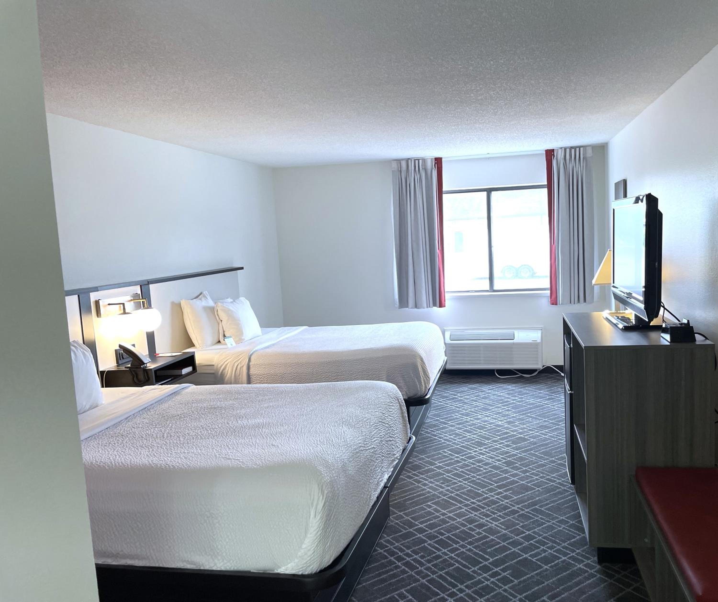 غرفة بسريرين كوين بحوض استحمام لذوي الإعاقة، Ramada by Wyndham Waupaca 5/10