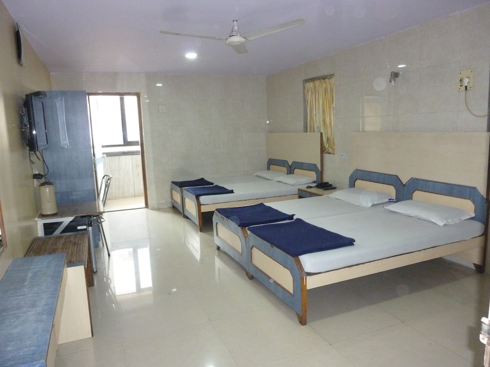 FAMILY, QUADRUPLE, SINGLE BED, SMOKING