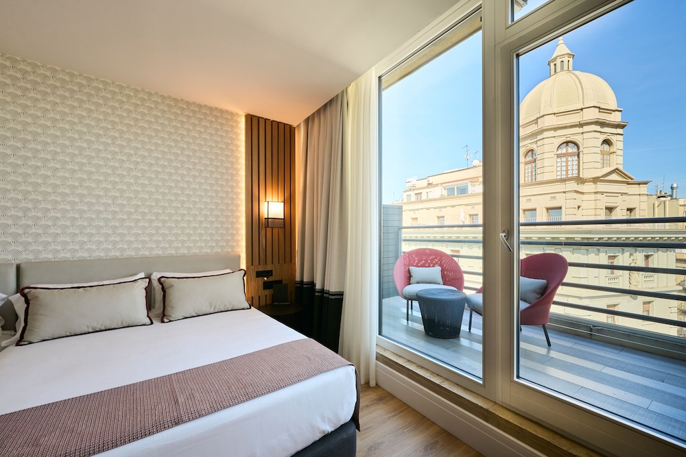 Premium, Single, 2 Double Beds, Terrace, Hotel Catalonia Ramblas 2/4