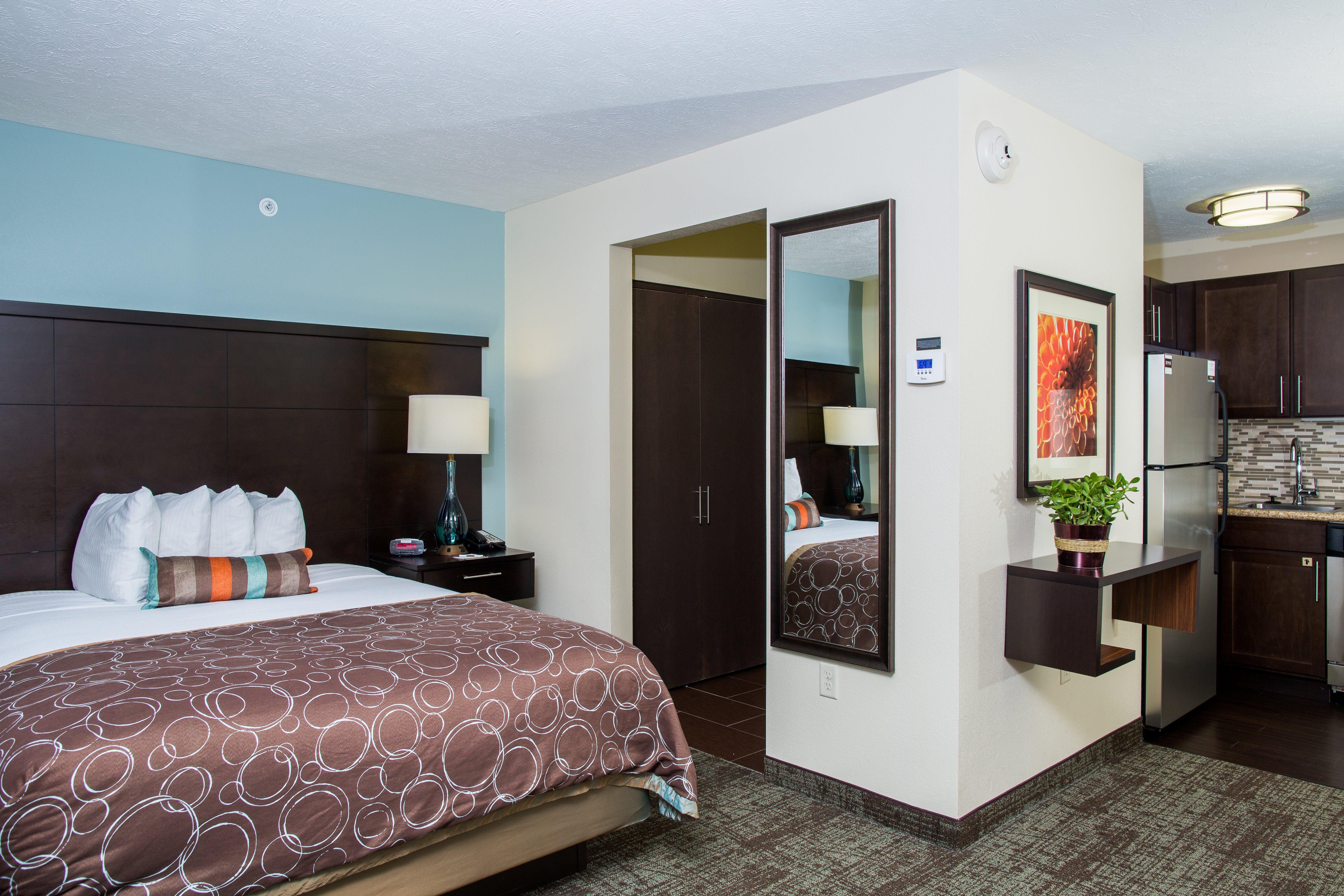 Studio, Queen Bed
