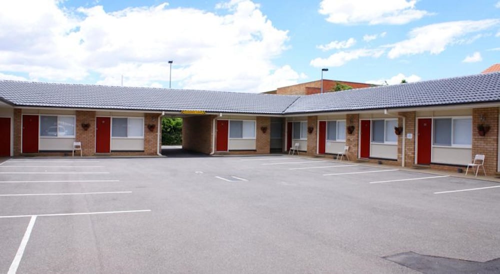 Country Lodge Motor Inn 33/50