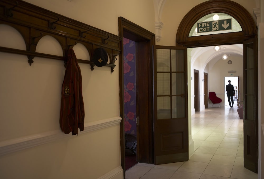LEOPOLD HOTEL 8/50