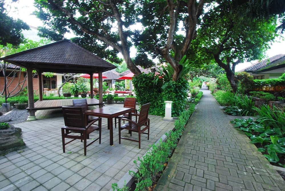 YULIA BEACH INN 50/67