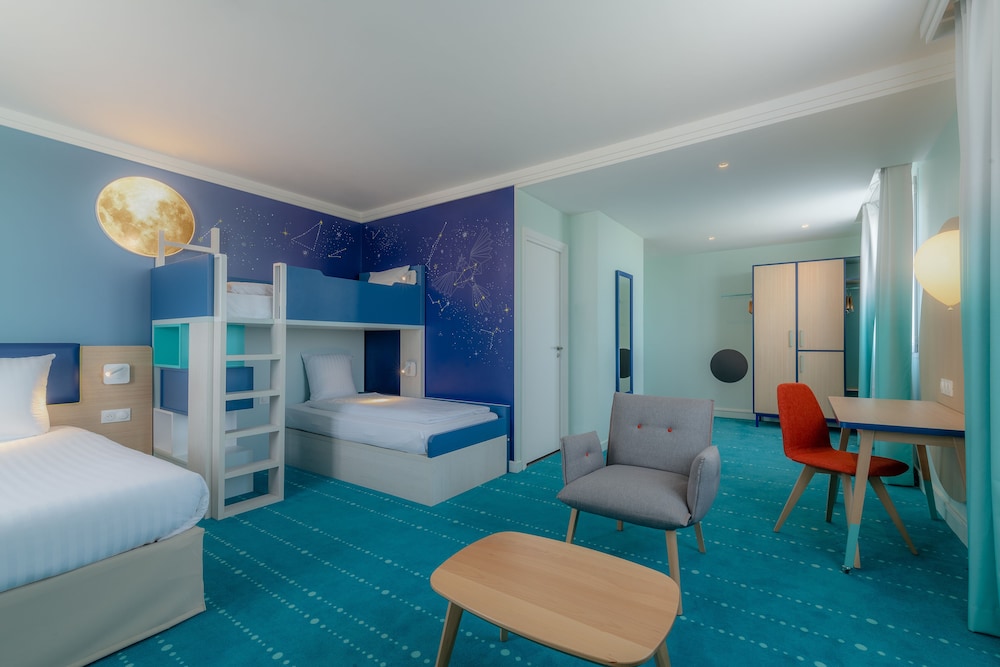 Grand Magic Hotel (ex Magic Circus) 54/86
